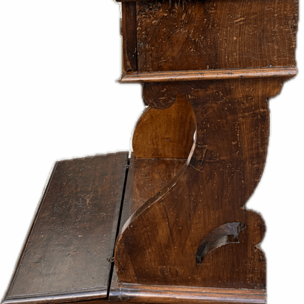Inginocchiatoio in legno di noce con due cassetti con fianco a esse del 1700