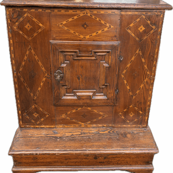 Inginocchiatoio in legno di abete con motivi geometrici intarsiati con piano apribile e una anta con fianco dritto del 1700